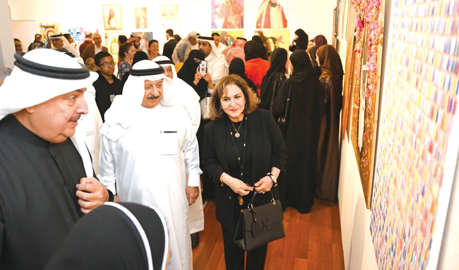 جائزة يوسف بن أحمد كانو تفتتح معرض المرأة البحرينية