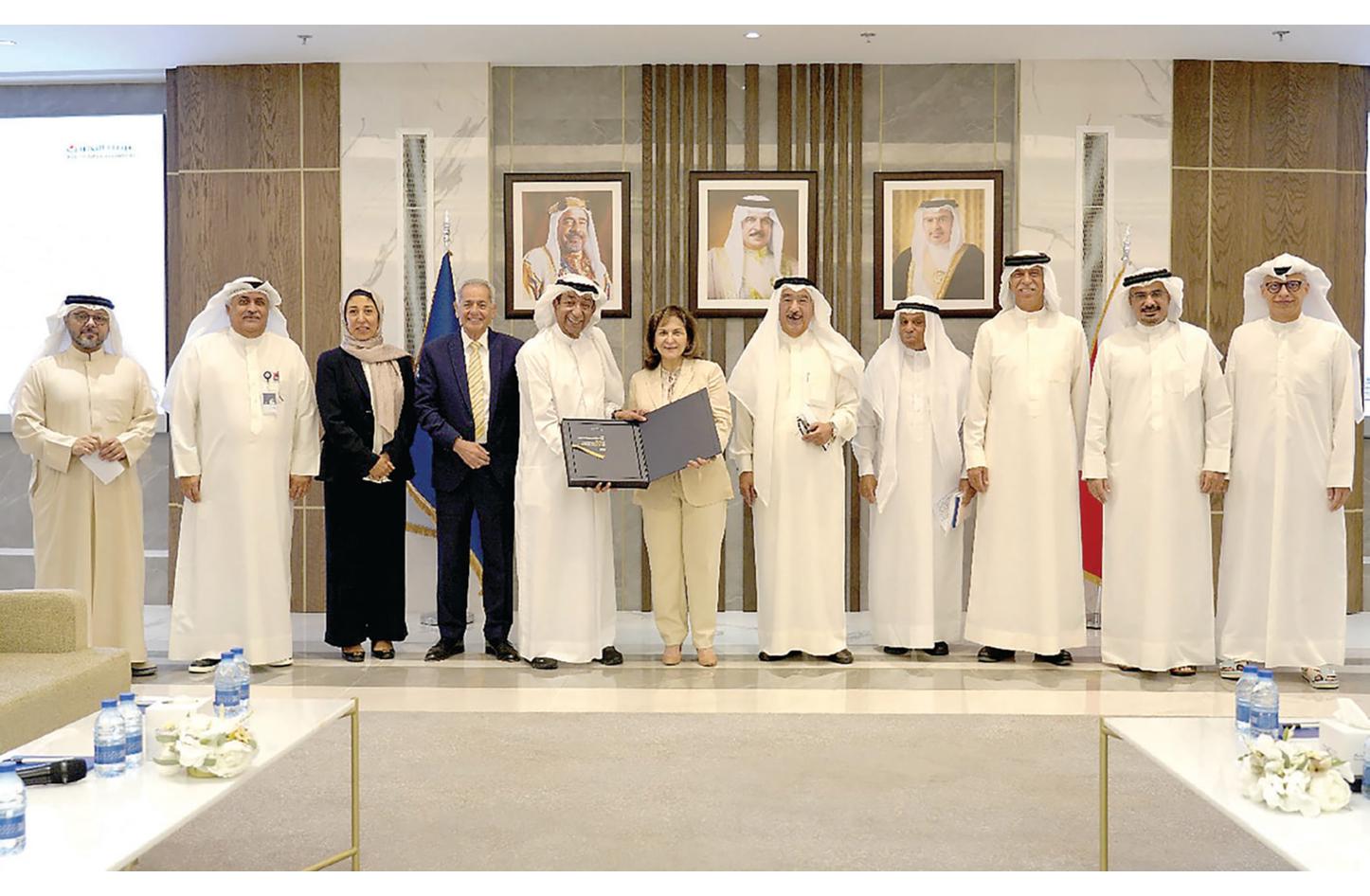رئيس «الغرفة» يبحث تعزيز التعاون لتكامل البحث العلمي مع بيئة الأعمال خلال استقباله مجلس أمناء جائزة يوسف بن أحمد كانو